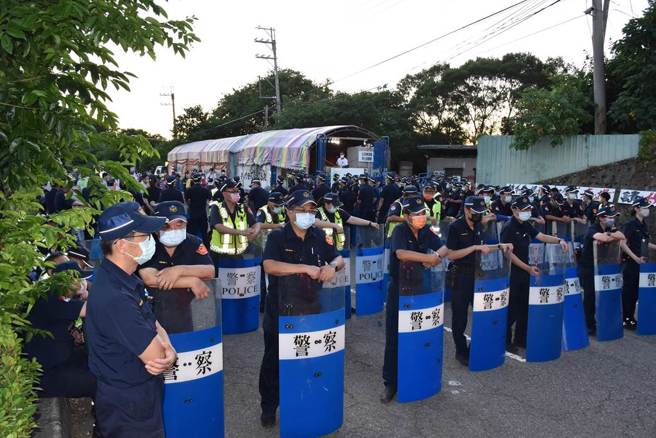 苗栗县造桥乡坤舆掩埋场，苗栗县警局出动近3百名警力到场维安。（谢明俊摄）
