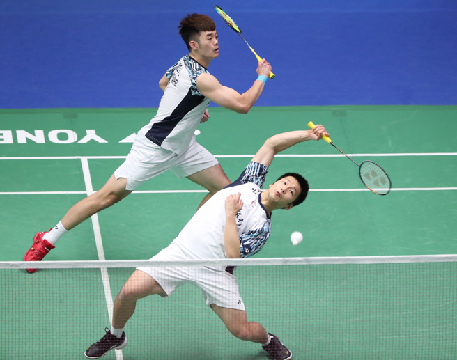 羽球男雙組合李洋（前）、王齊麟（後）在台北羽球公開賽闖入8強。（鄭任南攝）