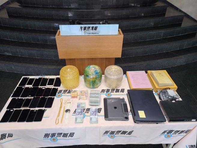 杨姓女子组成灵骨塔投资诈骗集团，接触持有灵骨塔的民眾，以增加投资价值、节税等手法诈财，不法所得逾新台币1.5亿元，警方日前循线逮捕杨女等15人，查扣现金、骨灰罐等赃证物。（图/ 中央社）

