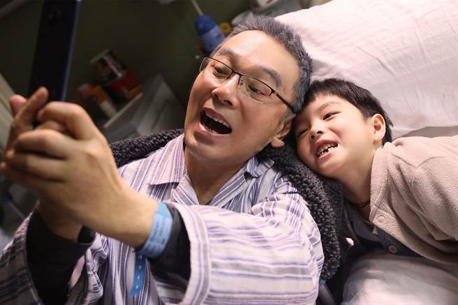 张晨光(左)在剧中化身「孙子傻瓜」。(中天娱乐台提供)