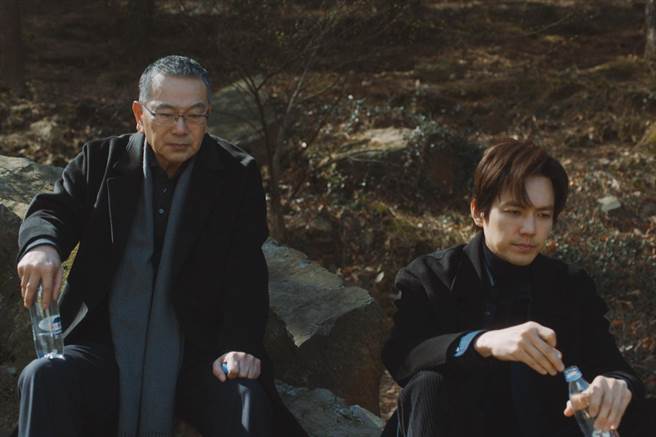 张晨光(左起)与锺汉良再结父子缘。(中天娱乐台提供)