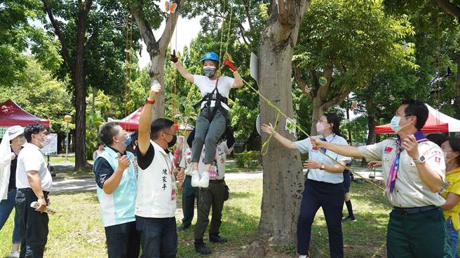 嘉义市科学168博览会由副市长陈淑慧体验攀树。（廖素慧摄）