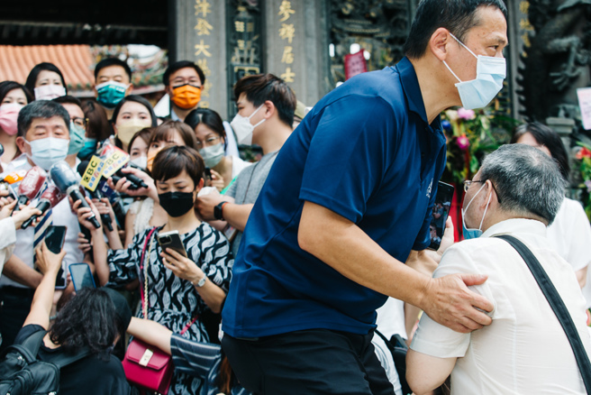 台北市长参选人陈时中20日前往龙山寺参拜，民眾陈情抗议被架走引发轩然大波。（本报资料照／郭吉铨摄）