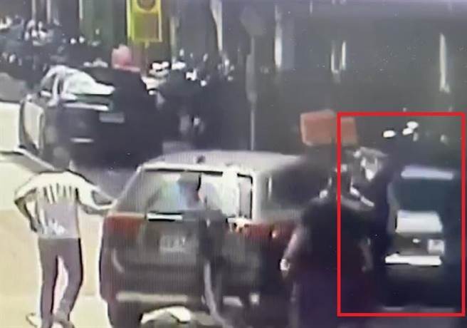 毒犯加速衝撞侦防车后逃逸。（警方提供／李奇叡新北传真）