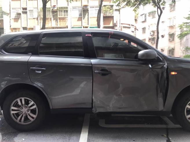 王嫌不从，衝撞侦防车后加速离开现场，造成一辆侦防车右前门凹陷，另一辆则是前保险杆受损。（警方提供／李奇叡新北传真）