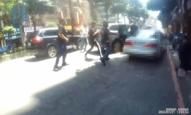 毒犯加速衝撞侦防车后逃逸。（警方提供／李奇叡新北传真）