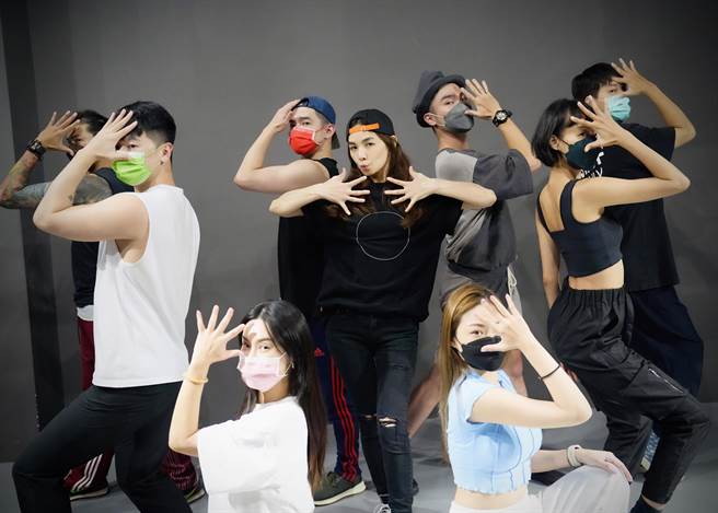 Ella8月將在高流開唱，正如火如荼與舞者們集合進行團練。（寬魚國際／勁樺娛樂提供）