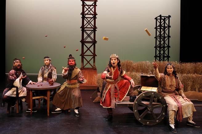 风神宝宝儿童剧团今年成立满10周年了，将在本周末推出全新制作《楼桑村那个姓关的－还有那个姓张的跟姓刘的》，以三国人物刘备、关羽、张飞为角色原型，加上孩子容易亲近的语言、热闹的场面，打造出全新版本的「黄巾之乱」。（传艺中心提供）