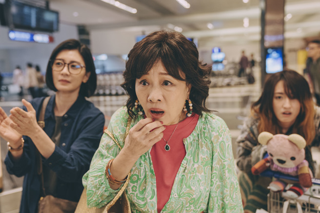 比莉在新剧中饰演任性妈妈王玫玫，老公走后积极寻找新恋情。（Netflix提供）