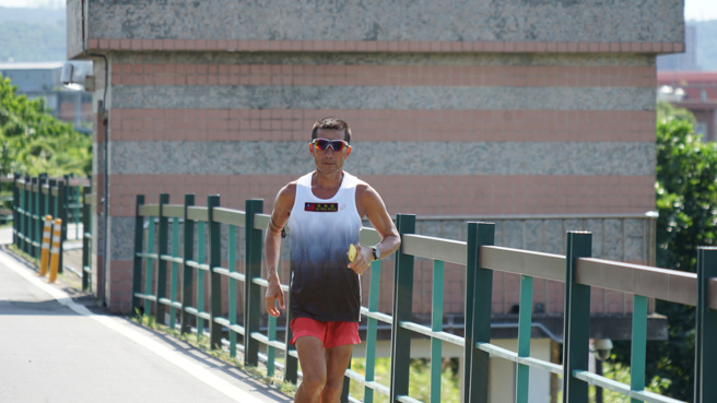 今年58岁的罗维铭，2002年自陆军特种部队退伍后，展开20年的马拉松生涯。（图/ 理财周刊提供）