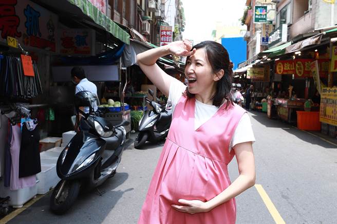 廖家仪在《市井豪门》演出市场卖水饺的春梅。（民视提供）