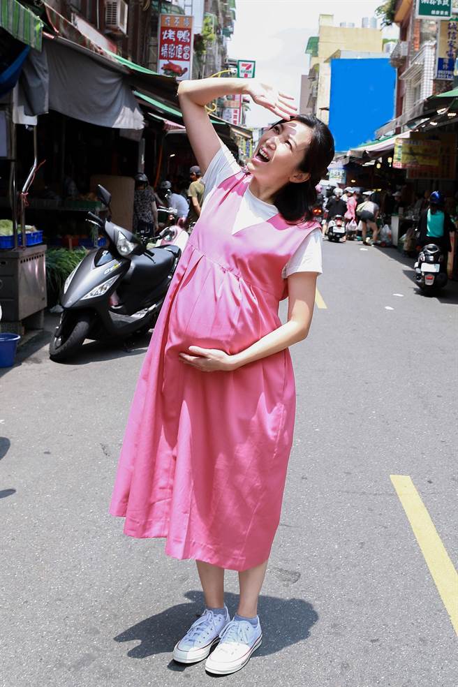 廖家仪在《市井豪门》演出市场卖水饺的春梅。（民视提供）