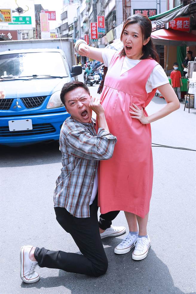 何豪杰、廖家仪在《市井豪门》演出市场卖水饺的夫妻檔。（民视提供）
