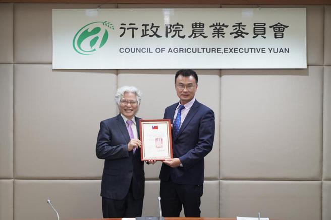 （左为施能杰、右为陈吉仲。图／农委会提供）