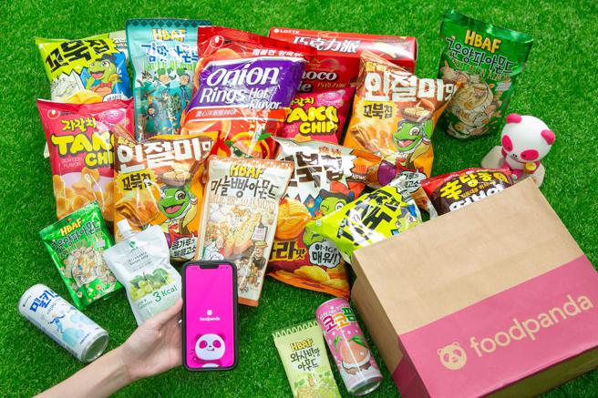 foodpanda即日起也于pandamart熊猫超市推出「韩货季」，更携手合作韩国第一外送平台 Woowa，引进韩国热销排行榜上的泡麵、零食、冰品及饮品，超过200多款必买热销韩货。（foodpanda提供）