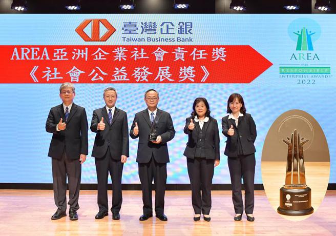 （臺湾企银三度获AREA亚洲企业社会责任奖，图为臺湾企银总经理张志坚(中)及副总经理栾家瑞(左2)与经营团队。图／臺湾企银提供）