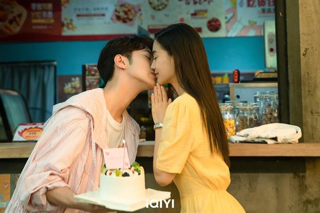 赖冠霖献出萤幕初吻给Angelababy。（爱奇艺国际站提供）
