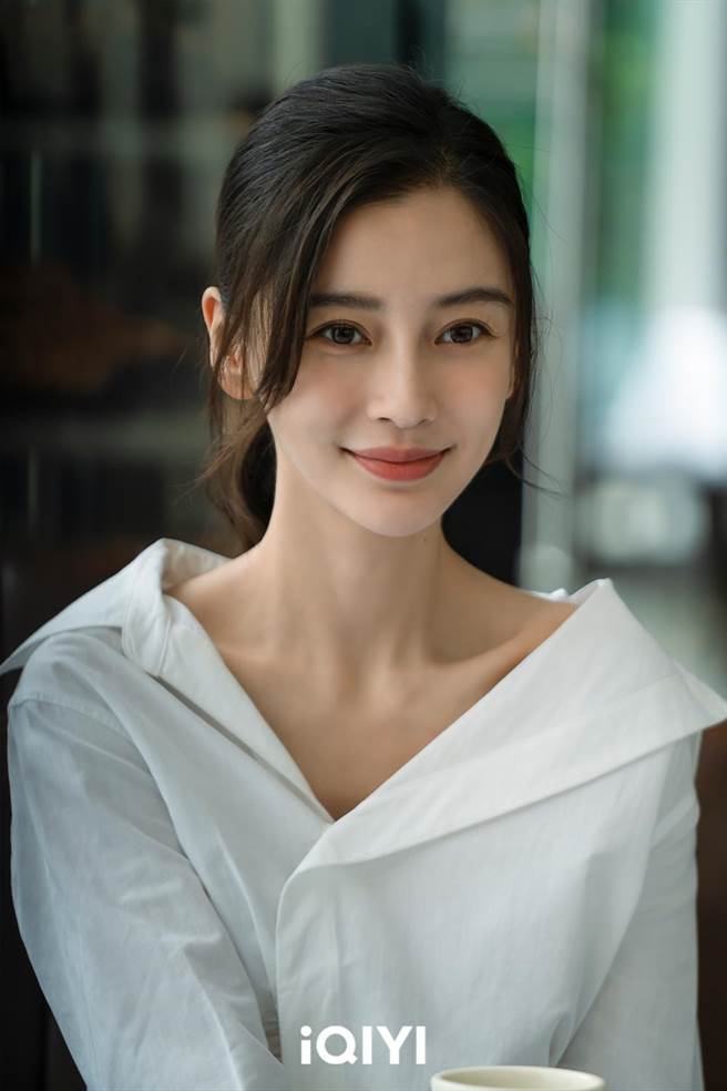Angelababy饰演30代上班女子尹亦可。（爱奇艺国际站提供）
