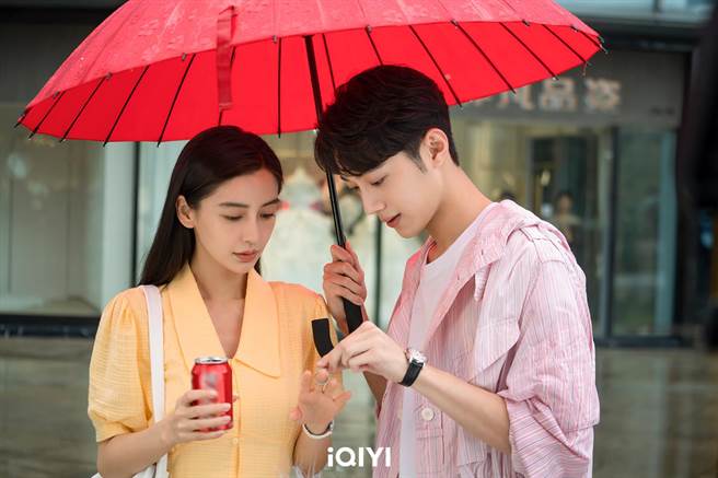 Angelababy、赖冠霖谈跨越七岁年龄的姊弟恋。（爱奇艺国际站提供）