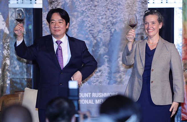 副总统赖清德（左）21日出席美国独立纪念日246周年庆祝酒会，并且与AIT处长孙晓雅（右）一起举杯向来台下宾敬酒。（季志翔摄）