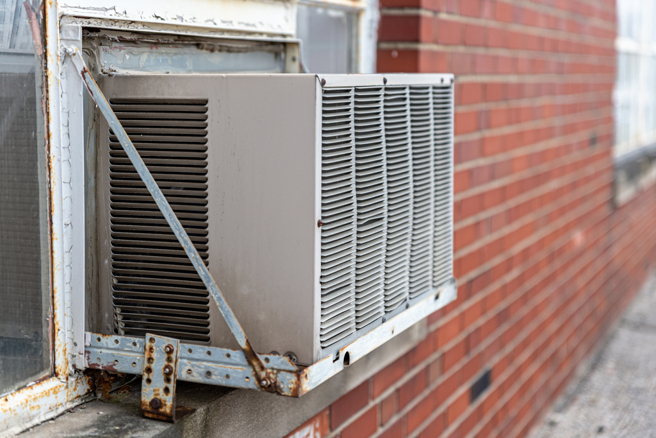 1名网友抱怨租了4年的租屋处日前冷气突然不冷，请师傅看过后称是「室外机」坏掉，他告知房东却得到回应「这应是人为操作不当，你们需自行修理」。（示意图，达志影像/shutterstock）