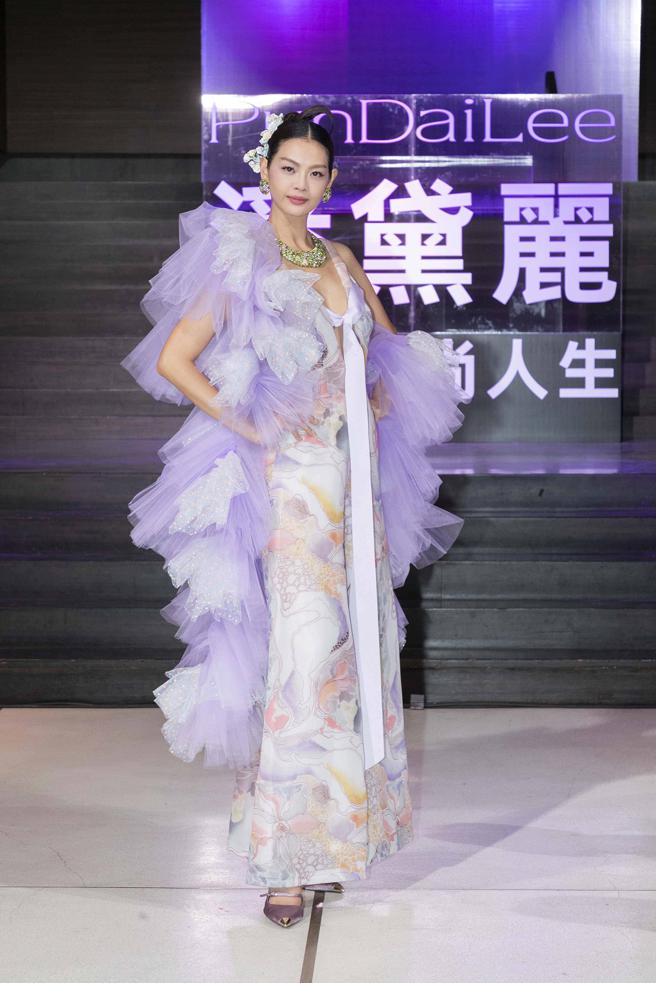 伊林名模林嘉绮再度穿着潘黛丽经典作品，以压轴身份出席纪念会。（品牌提供）
