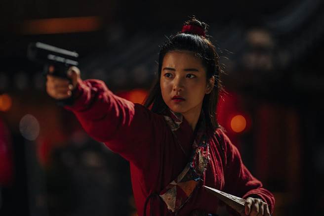 金泰梨飾演能發射雷電的女子「以安」。（車庫娛樂提供）