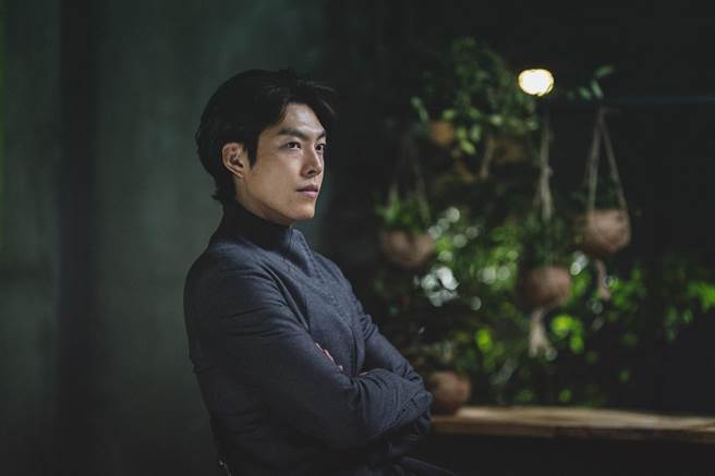 金宇彬飾演管理外星人囚犯護送任務的「卡德」。（車庫娛樂提供）