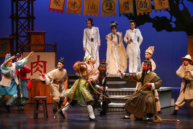 風神寶寶兒童劇團10周年，7月23、24日將推出全新製作《樓桑村那個姓關的－還有那個姓張的跟姓劉的》，以三國人物劉備、關羽、張飛為角色原型，加上孩子容易親近的語言、熱鬧的場面，打造出全新的「黃金之亂」。（鄧博仁攝）