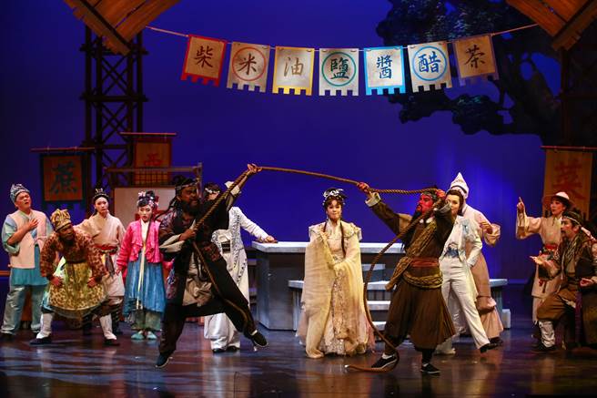 《樓桑村那個姓關的－還有那個姓張的跟姓劉的》，以三國人物劉備、關羽、張飛為角色原型，加上孩子容易親近的語言、熱鬧的場面，打造出全新的「黃金之亂」。（鄧博仁攝）