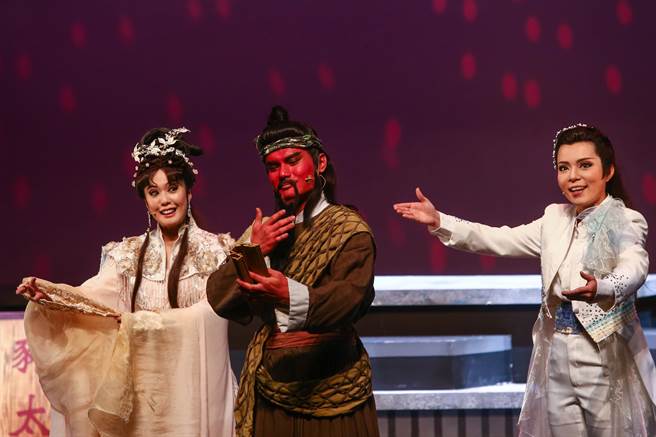 《樓桑村那個姓關的－還有那個姓張的跟姓劉的》，以三國人物劉備、關羽、張飛為角色原型，加上孩子容易親近的語言、熱鬧的場面，打造出全新的「黃金之亂」。（鄧博仁攝）