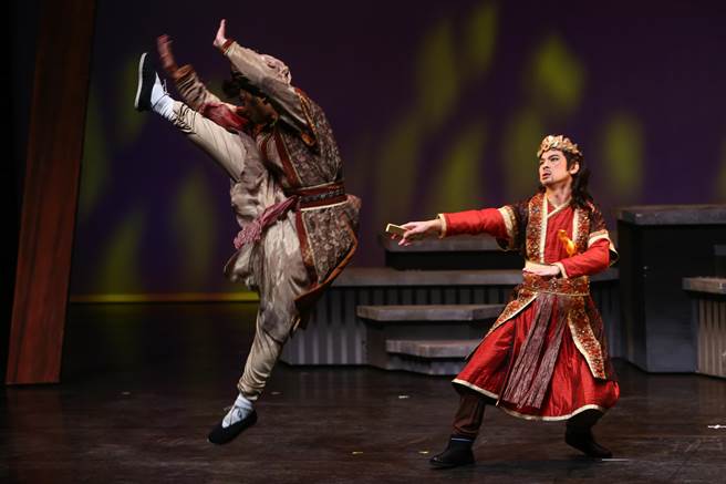 《樓桑村那個姓關的─還有那個姓張的跟姓劉的》反派角色黃金幫首領，由曾獲金鐘獎戲劇節目男配角獎的蘇達（右）飾演。（鄧博仁攝）