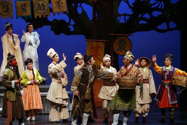 《樓桑村那個姓關的─還有那個姓張的跟姓劉的》彩排記者會，劇情將傳統藝術揉合三國演義的主題，探討人性的貪婪貪婪，又不失詼諧的小品。（鄧博仁攝）