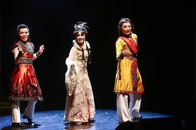 《樓桑村那個姓關的─還有那個姓張的跟姓劉的》彩排記者會，劇情將傳統藝術揉合三國演義的主題，探討人性的貪婪貪婪，又不失詼諧的小品。（鄧博仁攝）