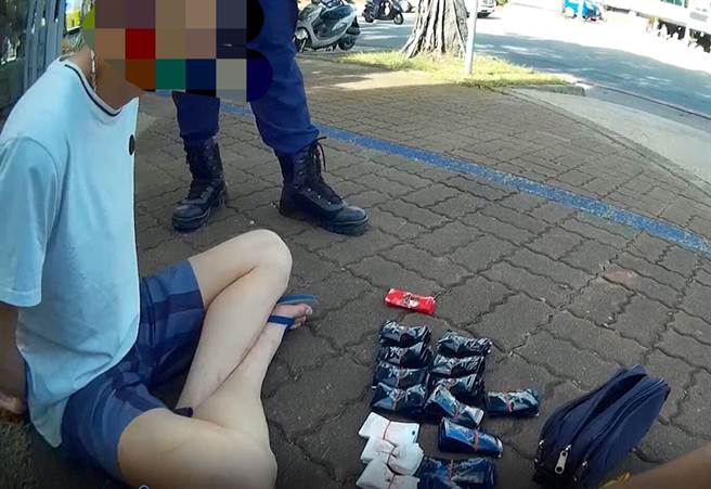 王男遭警查获三级毒品卡西酮咖啡包272包与三级毒品K他命40包。（翻摄照片／崔正纲高雄传真）