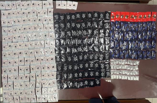 毒品咖啡包上印有皇家礼炮ROYAL SALUTE 21、太空人、老鹰、字母图腾等，藉以迎合及吸引买家注意。（翻摄照片／崔正纲高雄传真）