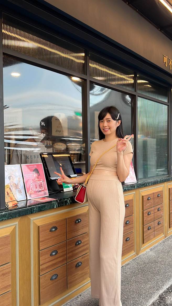 簡廷芮回台中特地到代言店裡支持。（藝和創藝提供）