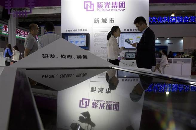 鸿海集团入股中国晶片大厂紫光集团，周二已向经济部投审会递案申请，不过因为资料过于简略，遭打回票要求重补。(图／美联社)