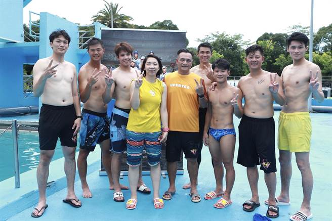 吕佳彬（左起）、薛铭文、黄绍熙、程文欣、黄忠义、方昶咏、林昀蒂、林其纬出席《超级王牌棒球队》庆功。 （巨宸制作提供）。