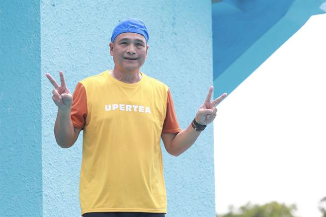 「东哥」黄忠义喊话，希望收视率破2。（巨宸制作提供）