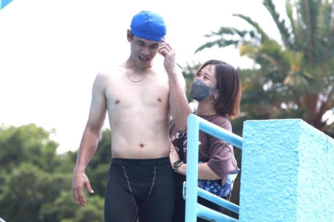 「豹子腿」方昶咏（左）惧高，老婆豹嫂（右）现身爱的鼓励。（巨宸制作提供）