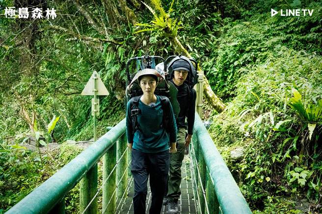 桂纶镁、陈柏霖背着20公斤的石板爬山7、8小时。（LINE TV提供）