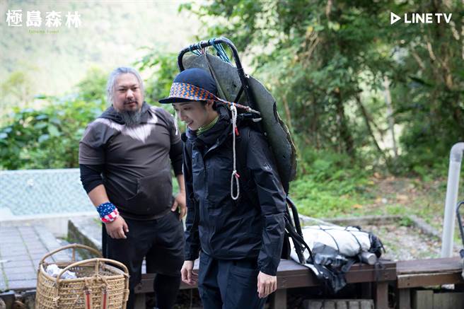 桂纶镁在出发前试背石版。（LINE TV提供）