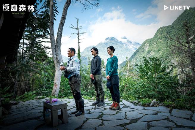 在巡山员的带领下，桂纶镁（右起）、陈柏霖向祖灵祈福希望旅程一切顺利。（LINE TV提供）