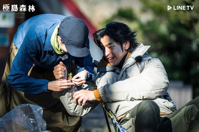 桂纶镁用植物编成手环送给陈柏霖，并亲自为他戴上。（LINE TV提供）