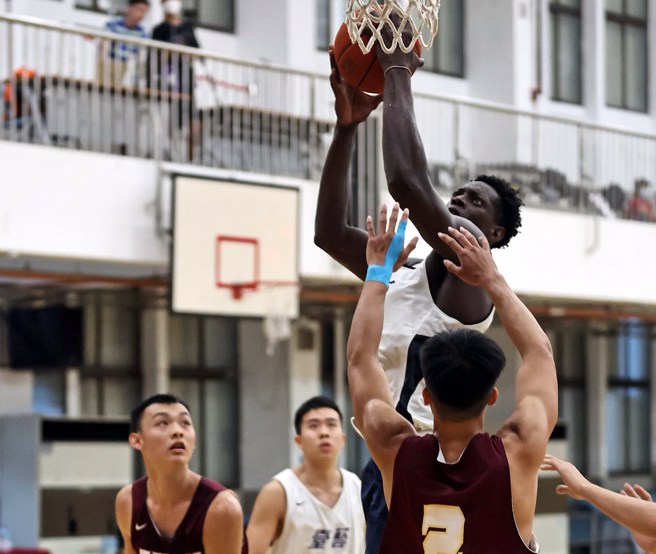 台艺大外籍生阿拉萨强行进攻禁区。(哲扬国际行销提供)