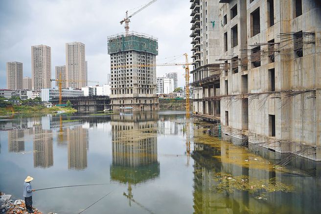 烂尾楼停贷风波犹如中国的「雷曼时刻」，如果持续发酵，将引发房产销售崩溃和更多违约的恶性循环，可能导致经济衰退。（图／中新社）