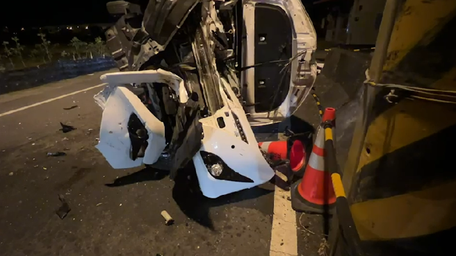 宜兰市黎明路，今（21日）晚7时许发生恐怖对撞车祸，2辆车在狭窄道路中高速对撞，白车当场侧躺路中，黑车则衝进农田里，一共造成2车4女受伤。（翻摄照片）