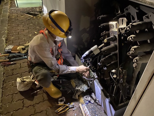 台南市中西區、南區今晚近10點突然無預警大停電，造成造成5228戶停電，台電派員搶修中。（台電提供／曹婷婷台南傳真）