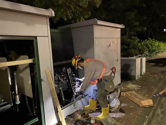 台南市中西區、南區今晚近10點突然無預警大停電，造成造成5228戶停電，台電派員搶修中。（台電提供／曹婷婷台南傳真）
